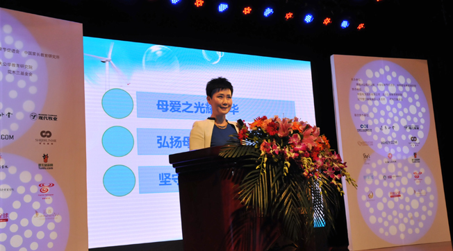 李小琳出席“中華母愛論壇”，接受新華網(wǎng)專訪