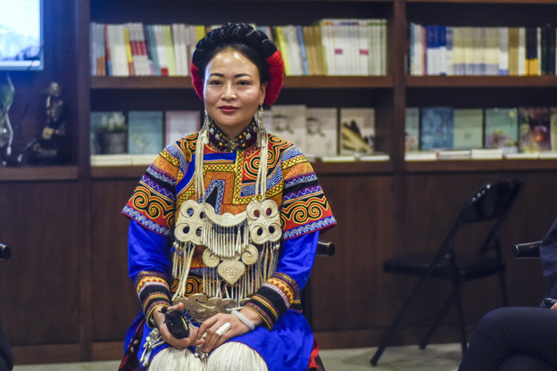 阿牛阿呷：對(duì)彝族姑娘來說，胎教就是彝族的刺繡文化，但是當(dāng)我們走出來，我們覺得我們對(duì)其他支系的服飾知識(shí)了解太少了，需要學(xué)習(xí)的很多，所以開辦了這個(gè)專業(yè)。