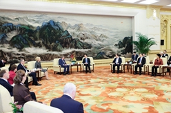 韓正會(huì)見(jiàn)中俄友好、和平與發(fā)展委員會(huì)第十四次全體會(huì)議與會(huì)代表