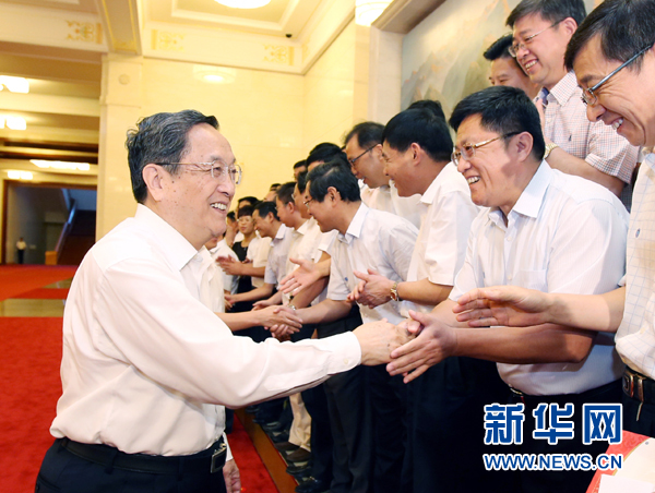 會前，俞正聲、張高麗接見援藏干部代表，向參加對口支援西藏工作的各地區(qū)各部門各單位和廣大援藏干部表示誠摯問候。新華社記者 姚大偉 攝