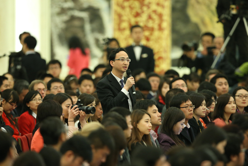 3月15日，國務院總理李克強在北京人民大會堂與中外記者見面，并回答記者提問。這是一位記者在提問。 新華社記者 龐興雷 攝