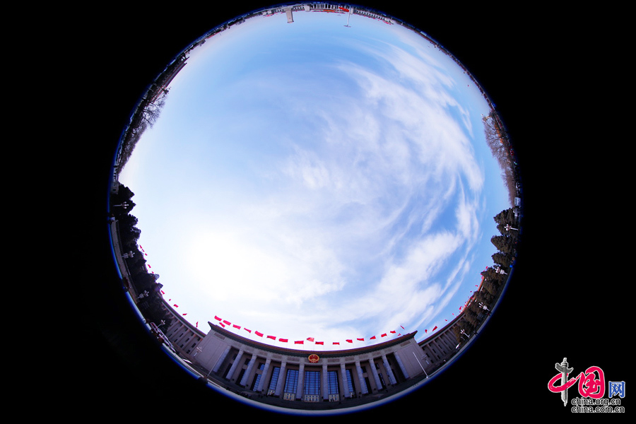  人民大會(huì)堂、天安門廣場(chǎng)、人民英雄紀(jì)念碑外部全景。中國(guó)網(wǎng) 鄭亮攝