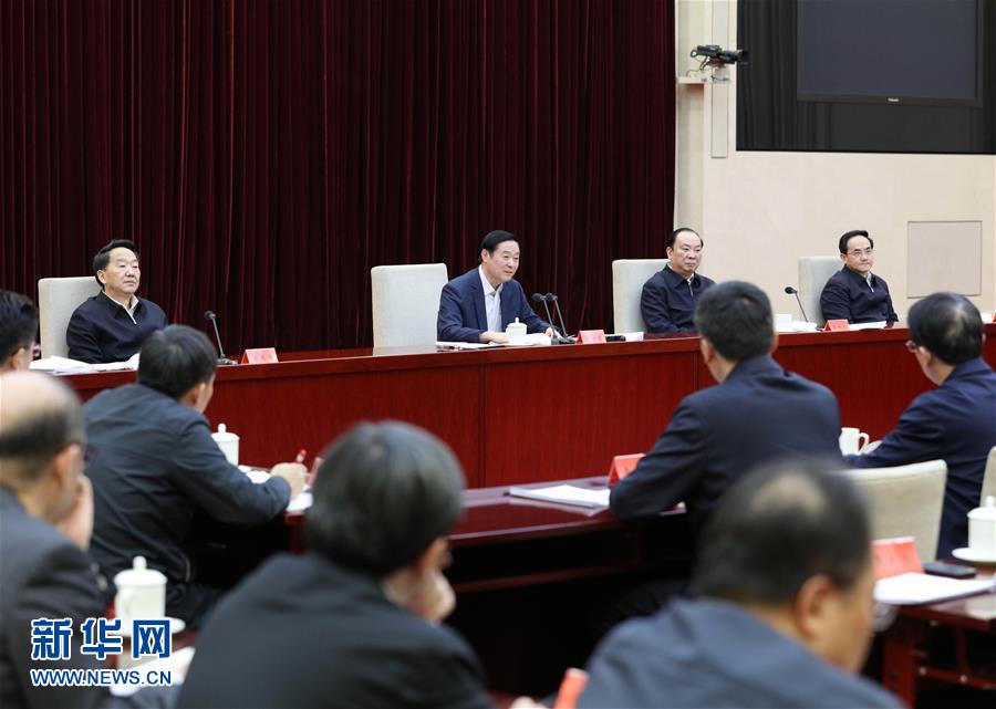  2月17日，在習(xí)近平總書記主持召開黨的新聞?shì)浾摴ぷ髯剷?huì)并發(fā)表重要講話一周年之際，中宣部在北京召開2017年新聞戰(zhàn)線“新春走基層”活動(dòng)座談會(huì)。中共中央政治局委員、中央書記處書記、中宣部部長(zhǎng)劉奇葆出席會(huì)議并講話。新華社記者 王曄 攝
