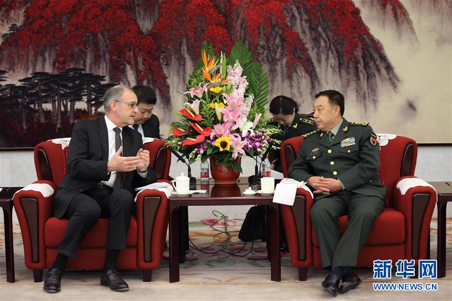 3月31日，中央軍委副主席范長龍在北京會見來訪的瑞士國防、民防和體育部長帕莫蘭。 新華社記者 劉芳 攝