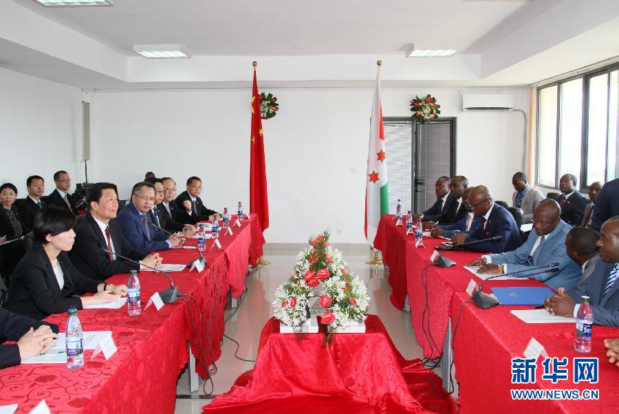 5月11日，中國國家副主席李源潮在布瓊布拉與布隆迪第一副總統(tǒng)辛迪姆沃和第二副總統(tǒng)布托雷舉行會談。 新華社記者呂天然攝 