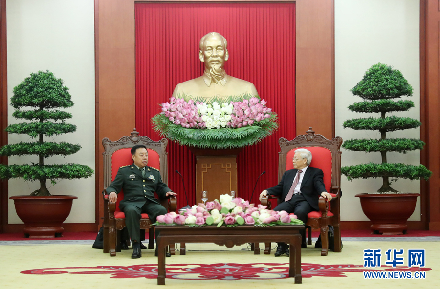 6月18日，在越南首都河內(nèi)，正在越南訪問的中央軍委副主席范長(zhǎng)龍（左）會(huì)見越共中央總書記阮富仲。 新華社發(fā)（李曉偉攝） 