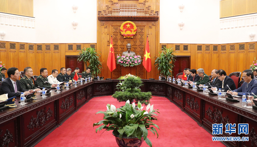 6月18日，在越南首都河內(nèi)，正在越南訪問的中央軍委副主席范長(zhǎng)龍（左三）會(huì)見越南政府總理阮春福（右三）。 新華社發(fā)（李曉偉攝）
