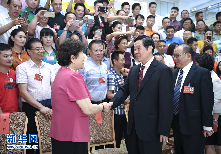 7月19日，中國曲藝家協(xié)會(huì)第八次全國代表大會(huì)在北京召開。中共中央政治局委員、中央書記處書記、中宣部部長劉奇葆出席開幕式并講話。這是開幕式前，劉奇葆接見與會(huì)代表。新華社記者 張領(lǐng) 攝