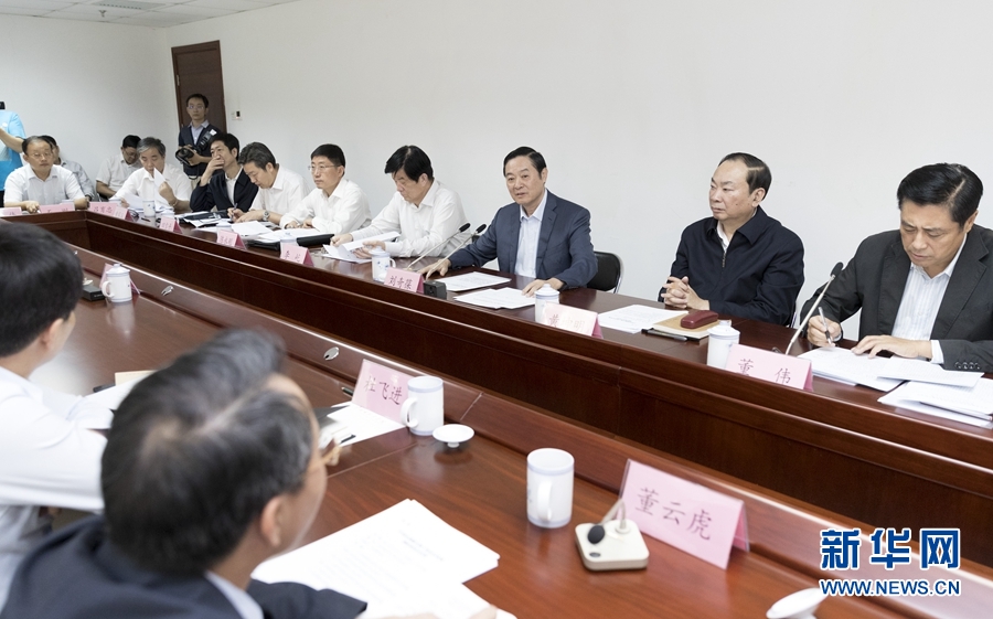 9月22日，中共中央政治局委員、中央書記處書記、中宣部部長劉奇葆在北京調研京劇像音像工程情況。這是劉奇葆與有關方面負責同志座談交流。新華社記者 丁海濤 攝