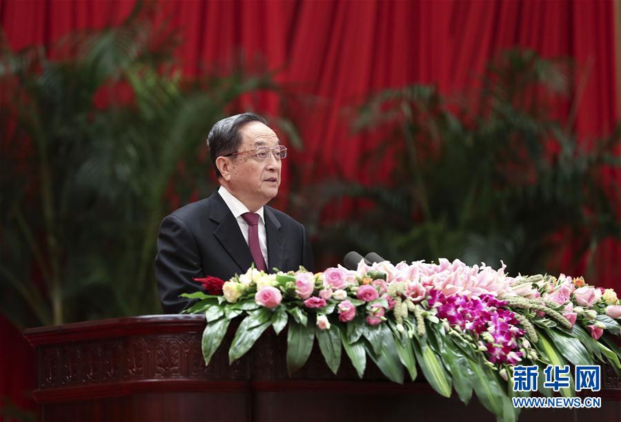 9月28日，全國政協(xié)辦公廳、中共中央統(tǒng)戰(zhàn)部、國務(wù)院僑辦、國務(wù)院港澳辦、國務(wù)院臺(tái)辦在北京人民大會(huì)堂聯(lián)合舉行國慶招待會(huì)。中共中央政治局常委、全國政協(xié)主席俞正聲與2800多名港澳臺(tái)僑各界代表歡聚一堂，慶祝中華人民共和國成立68周年。這是俞正聲在招待會(huì)上致辭。新華社記者 龐興雷 攝

