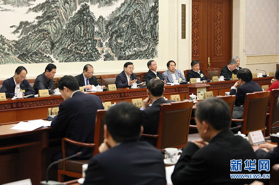 12月23日，十二屆全國人大常委會(huì)第三十一次會(huì)議舉行分組會(huì)議，審議監(jiān)察法草案二次審議稿等。張德江委員長參加審議。 新華社記者劉衛(wèi)兵攝