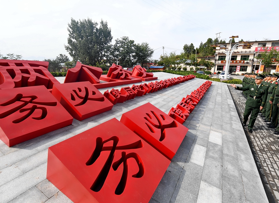 全面從嚴(yán)治黨，以更高能力和水平引領(lǐng)新時(shí)代