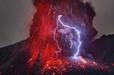 大自然“憤怒”之力！攝影師拍到火山閃電奇觀