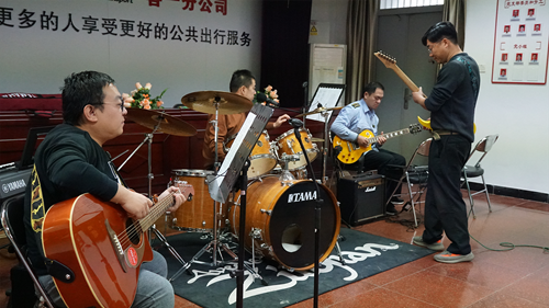 追夢中國人|侯孝輝：左手方向盤，右手麥克風(fēng)