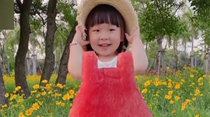 把夏天穿身上！寶媽給3歲女兒拍創(chuàng)意果蔬照