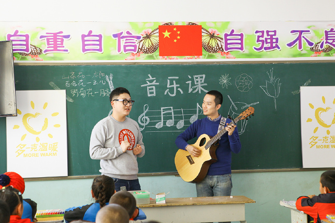“多一克溫暖”公益活動(dòng)的老朋友好妹妹樂(lè)隊(duì)，為孩子們帶來(lái)了音樂(lè)和繪畫課，用音符溫暖孩子們的心靈，用畫筆繪出更繽紛的世界。不斷匯聚的愛(ài)心，讓寒冷的北疆進(jìn)入到更多人的視野當(dāng)中，也讓孩子們臉上的笑容更燦爛。
