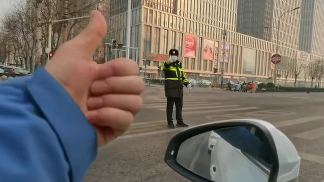 石家莊路人和交警的這個(gè)“暗號(hào)”，真暖！