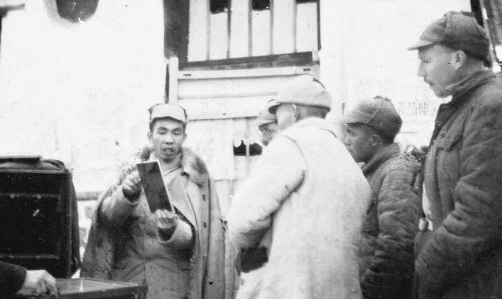 沙飛向參觀者講《晉察冀畫(huà)報(bào)》的制版情況。