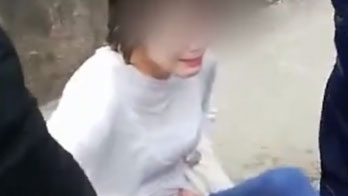 四川一女子墜河欲輕生，兩名消防員一躍而下