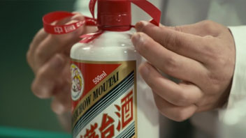 “抱團(tuán)松動(dòng)”！機(jī)構(gòu)慌了？有人急忙賣茅臺(tái)，有人連夜看周期