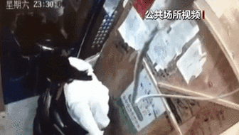 電梯內(nèi)突發(fā)自燃 電動(dòng)車(chē)進(jìn)樓怎么禁？ 發(fā)現(xiàn)電瓶車(chē)有起火苗頭應(yīng)立刻撤離