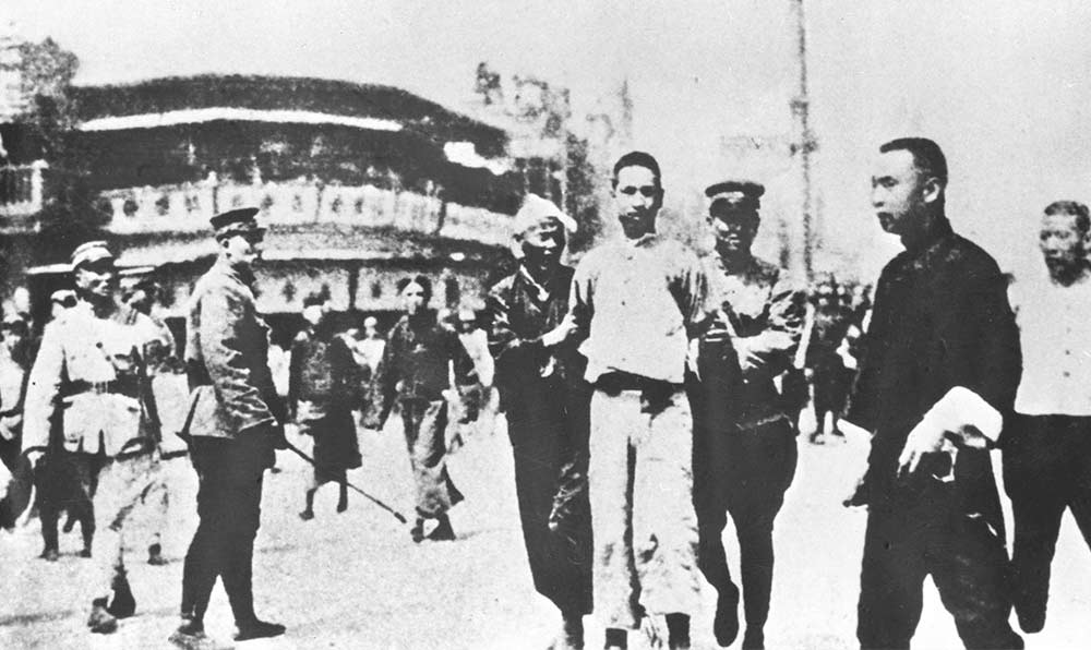 1927年4月12日 “四?一二”反革命政變，國(guó)民黨反動(dòng)派捕殺大批共產(chǎn)黨員和工人、學(xué)生、群眾