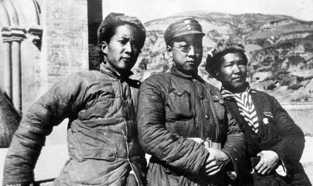 延安魯迅藝術(shù)文學(xué)院托兒所的阿姨和孩子們。