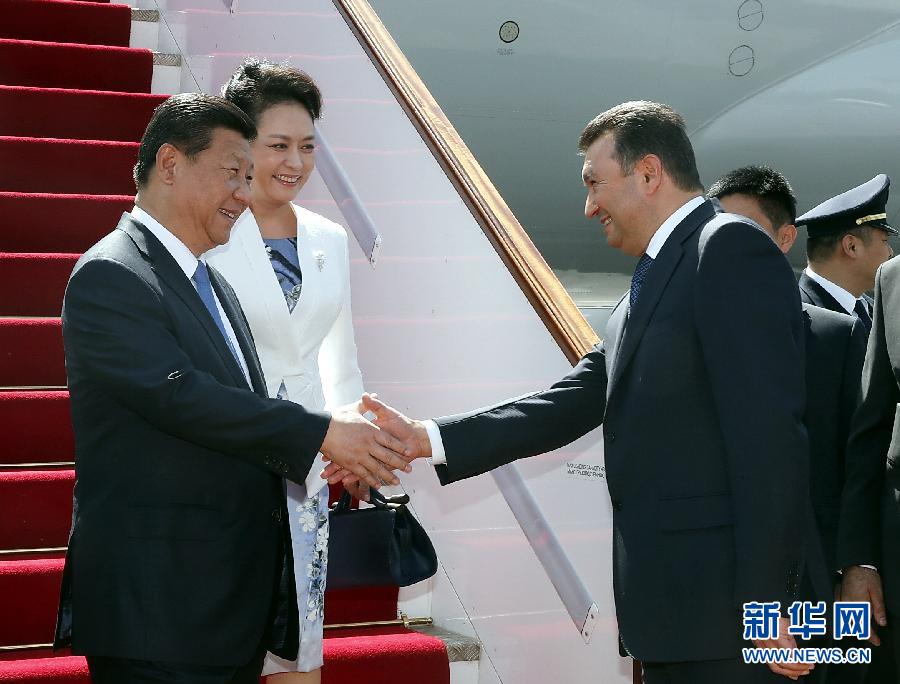 9月11日，國家主席習(xí)近平抵達(dá)杜尚別，應(yīng)塔吉克斯坦總統(tǒng)拉赫蒙邀請，出席上海合作組織成員國元首理事會第十四次會議并對塔吉克斯坦進(jìn)行國事訪問。習(xí)近平和夫人彭麗媛在機(jī)場受到塔吉克斯坦總理拉蘇爾佐達(dá)等熱情迎接。新華社記者 鞠鵬 攝 