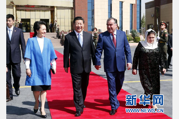 9月14日，國家主席習近平結束對塔吉克斯坦的國事訪問，乘坐專機離開杜尚別。拉赫蒙總統(tǒng)夫婦專程到機場為習近平和夫人彭麗媛送行。新華社記者 鞠鵬 攝 