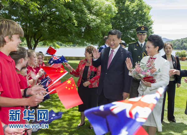 11月17日，中國國家主席習(xí)近平在堪培拉會(huì)見澳大利亞總督科斯格羅夫。會(huì)見前，科斯格羅夫在總督府草坪為習(xí)近平舉行隆重歡迎儀式。習(xí)近平和夫人彭麗媛抵達(dá)時(shí)，受到科斯格羅夫總督夫婦熱情迎接。新華社記者謝環(huán)馳 攝 