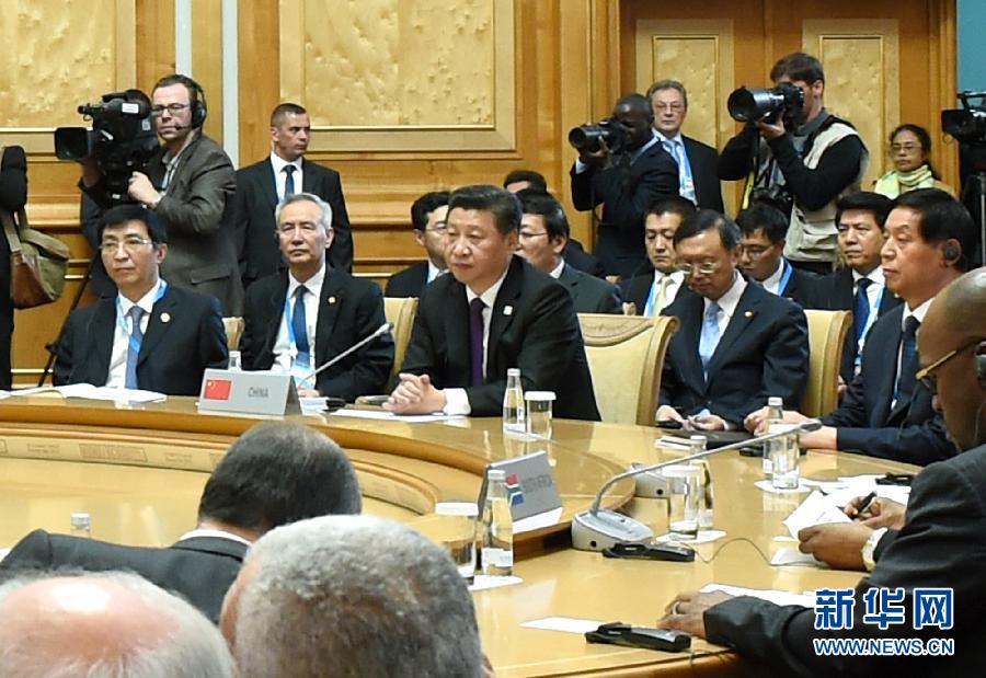 7月9日，金磚國家領導人第七次會晤在俄羅斯烏法舉行。中國國家主席習近平、俄羅斯總統(tǒng)普京、巴西總統(tǒng)羅塞夫、印度總理莫迪、南非總統(tǒng)祖馬出席。這是習近平主席出席大范圍會議。新華社記者 饒愛民 攝 