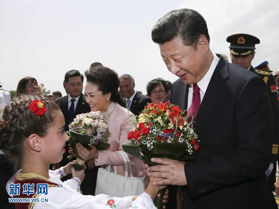  6月17日，國家主席習(xí)近平乘專機(jī)抵達(dá)貝爾格萊德，開始對(duì)塞爾維亞共和國進(jìn)行國事訪問。塞爾維亞少年兒童向習(xí)近平和夫人彭麗媛獻(xiàn)上鮮花。新華社記者 蘭紅光 攝 