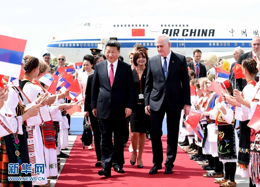 6月17日，國家主席習(xí)近平乘專機(jī)抵達(dá)貝爾格萊德，開始對(duì)塞爾維亞共和國進(jìn)行國事訪問。習(xí)近平和夫人彭麗媛在機(jī)場受到塞爾維亞總統(tǒng)尼科利奇夫婦的熱情迎接。新華社記者 饒愛民 攝