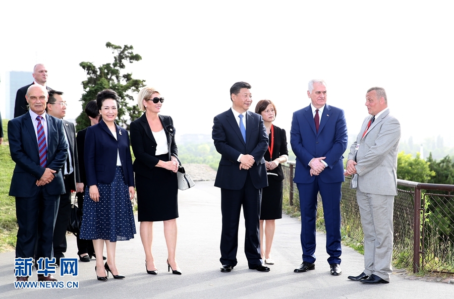 6月17日，中國國家主席習(xí)近平和夫人彭麗媛在塞爾維亞總統(tǒng)尼科利奇夫婦陪同下參觀具有悠久歷史的貝爾格萊德卡萊梅格丹公園。 新華社記者 馬占成 攝