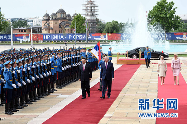 6月18日，國家主席習近平出席塞爾維亞總統(tǒng)尼科利奇在貝爾格萊德舉行的隆重歡迎儀式。 新華社記者饒愛民攝