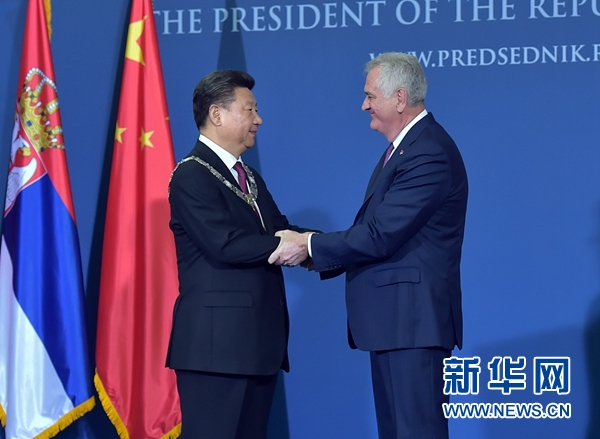 6月18日，國家主席習(xí)近平在貝爾格萊德同塞爾維亞總統(tǒng)尼科利奇舉行會談。會談后，尼科利奇向習(xí)近平授予塞爾維亞最高級別勛章“共和國一級榮譽勛章”，感謝習(xí)近平為中塞關(guān)系發(fā)展作出的杰出貢獻。新華社記者 李濤 攝 