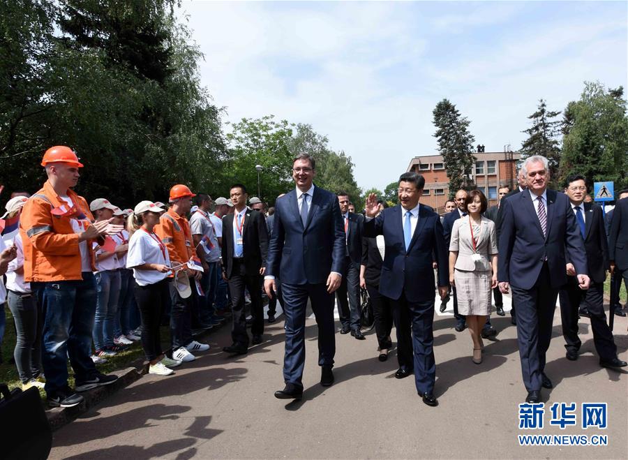 6月19日上午，國家主席習(xí)近平在貝爾格萊德參觀河鋼集團(tuán)塞爾維亞斯梅代雷沃鋼廠。習(xí)近平抵達(dá)時，塞爾維亞總統(tǒng)尼科利奇、總理武契奇在停車處熱情迎接。鋼廠工人和家屬、當(dāng)?shù)厥忻駭?shù)千人夾道歡迎。新華社記者 饒愛民 攝