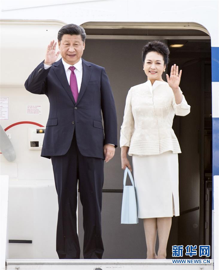 6月19日，國(guó)家主席習(xí)近平抵達(dá)華沙，開始對(duì)波蘭共和國(guó)進(jìn)行國(guó)事訪問。這是習(xí)近平和夫人彭麗媛步出艙門。 新華社記者 謝環(huán)馳 攝 