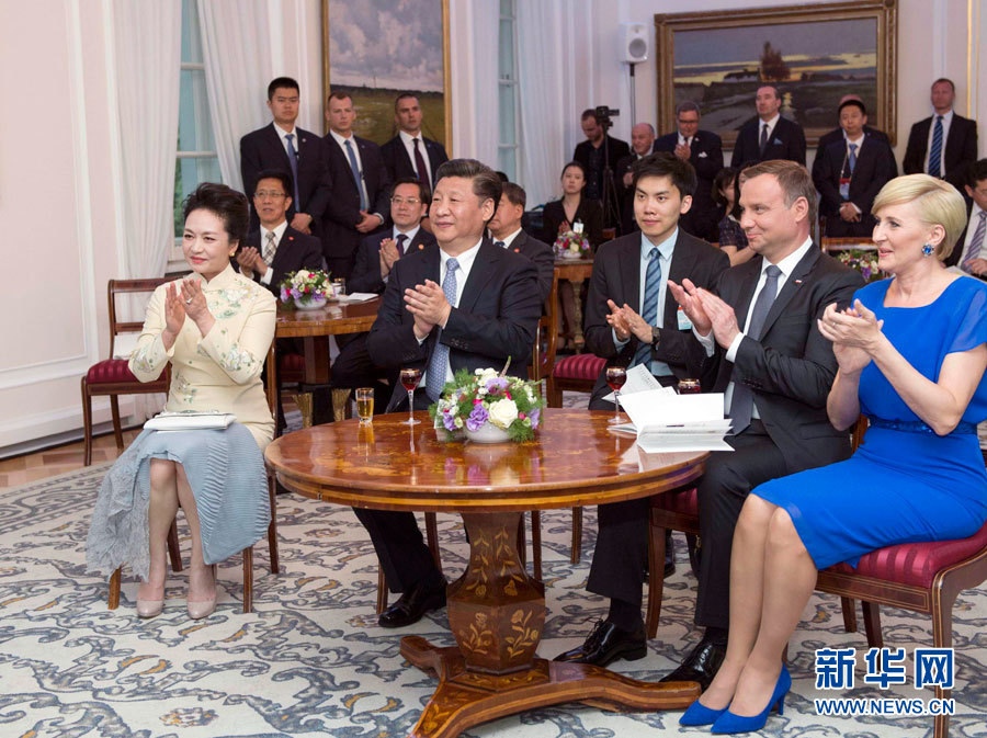 6月19日，國家主席習(xí)近平和夫人彭麗媛下午抵達(dá)波蘭首都華沙，當(dāng)晚即應(yīng)邀來到貝爾維德宮做客。這是習(xí)近平和彭麗媛同杜達(dá)夫婦共同欣賞波蘭馬佐夫舍民族歌舞團(tuán)的精彩演出。新華社記者 謝環(huán)馳 攝 