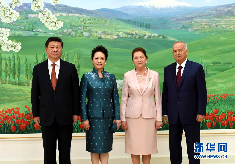 6月22日，國家主席習(xí)近平在塔什干庫克薩萊國賓館同烏茲別克斯坦總統(tǒng)卡里莫夫舉行會談。會談前，習(xí)近平出席卡里莫夫舉行的歡迎儀式。習(xí)近平和夫人彭麗媛受到卡里莫夫和夫人卡里莫娃熱情迎接。新華社記者饒愛民攝