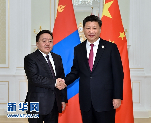 6月23日，國(guó)家主席習(xí)近平在塔什干會(huì)見(jiàn)蒙古國(guó)總統(tǒng)額勒貝格道爾吉。 新華社記者李濤攝