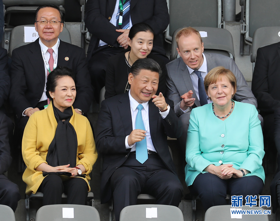 7月5日，國家主席習(xí)近平在柏林同德國總理默克爾共同觀看中德青少年足球友誼賽。這是習(xí)近平和夫人彭麗媛同默克爾在看臺上。 新華社記者 王曄攝