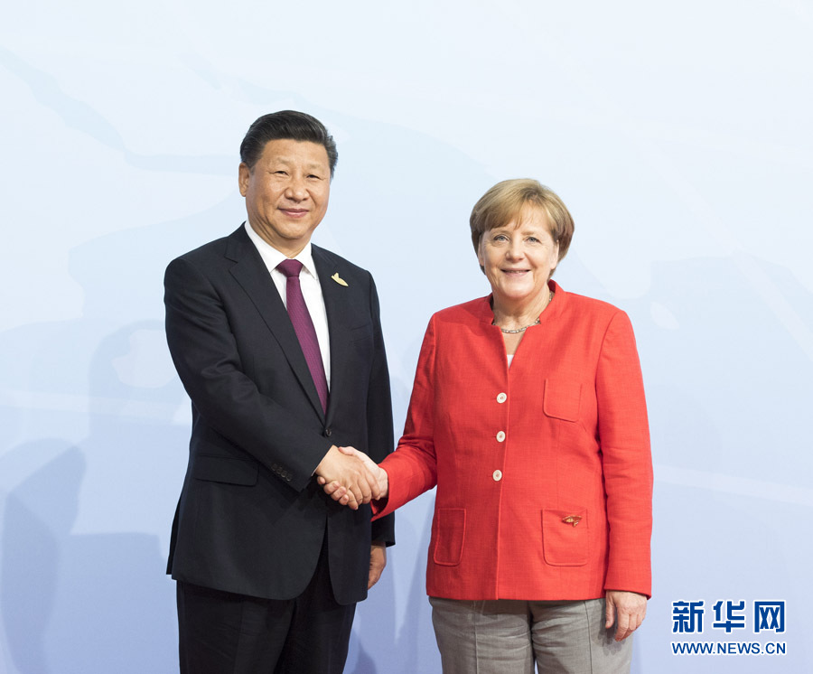 7月7日，二十國集團領(lǐng)導(dǎo)人第十二次峰會在德國漢堡舉行。國家主席習(xí)近平出席并發(fā)表題為《堅持開放包容　推動聯(lián)動增長》的重要講話。這是峰會開始前，習(xí)近平受到德國總理默克爾迎接。新華社記者 李學(xué)仁 攝 