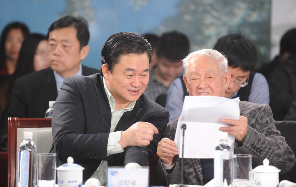 新華網(wǎng)董事長(zhǎng)、總裁田舒斌與軍事科學(xué)院原副院長(zhǎng)糜振玉在現(xiàn)場(chǎng)交流
